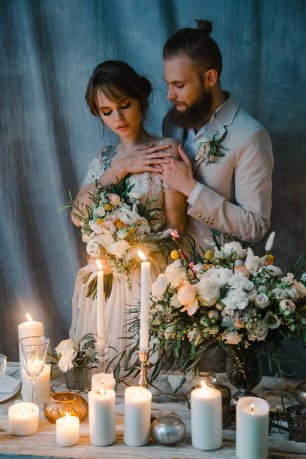 Постановочная свадебная съёмка со свечами в декоре