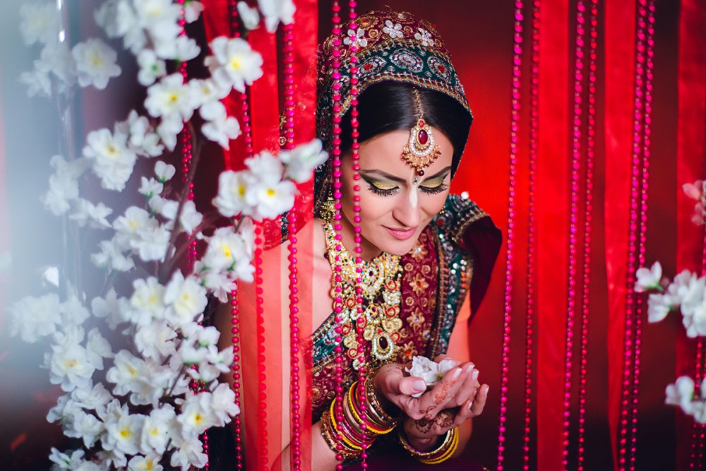 Колоритная невеста с индийской свадьбы
